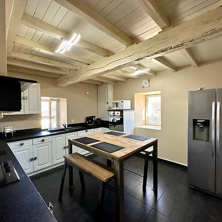 With Pyrenees View Near Foix Semesterbostad